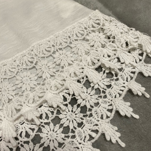 White top - Picture 4 of 4